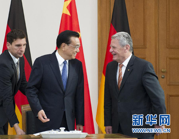 10月10日，國(guó)務(wù)院總理李克強(qiáng)在柏林會(huì)見德國(guó)總統(tǒng)高克。這是李克強(qiáng)總理與高克總統(tǒng)親切交談。 新華社記者 王曄 攝 