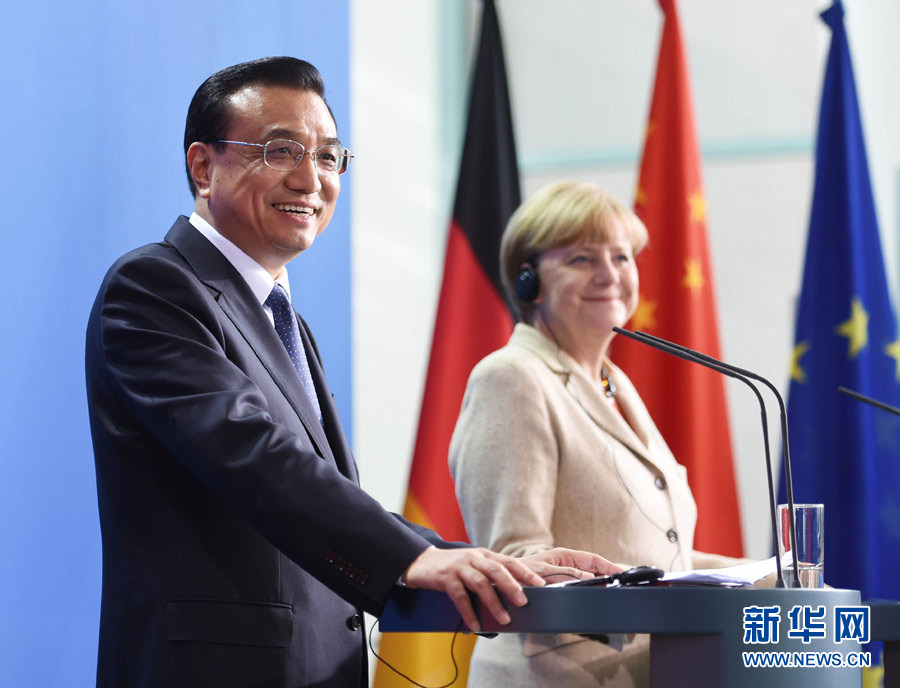 10月10日，國務(wù)院總理李克強在柏林與德國總理默克爾圓滿結(jié)束第三輪中德政府磋商后共同會見記者。 新華社記者 李學(xué)仁 攝 