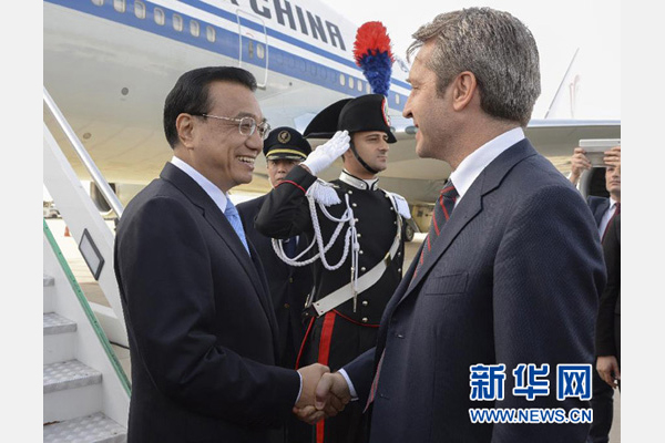 10月14日，國務(wù)院總理李克強(qiáng)乘專機(jī)抵達(dá)羅馬，開始對意大利進(jìn)行正式訪問，意大利政府高級官員到機(jī)場迎接。 新華社記者李學(xué)仁攝
