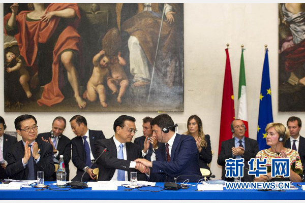 10月14日，中國國務(wù)院總理李克強(qiáng)在羅馬巴爾貝里尼宮與意大利總理倫齊共同會見中意企業(yè)家委員會委員及企業(yè)家代表并致辭。 新華社記者謝環(huán)馳 攝 