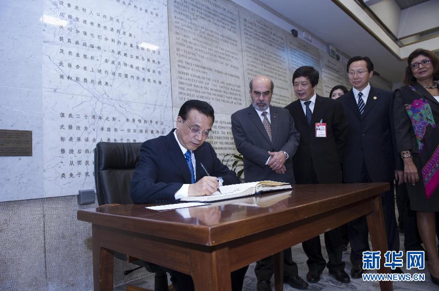 10月15日，中國國務院總理李克強在羅馬會見聯(lián)合國糧農(nóng)組織總干事格拉齊亞諾。這是李克強抵達后在貴賓簿上簽字。 新華社記者 王曄 攝