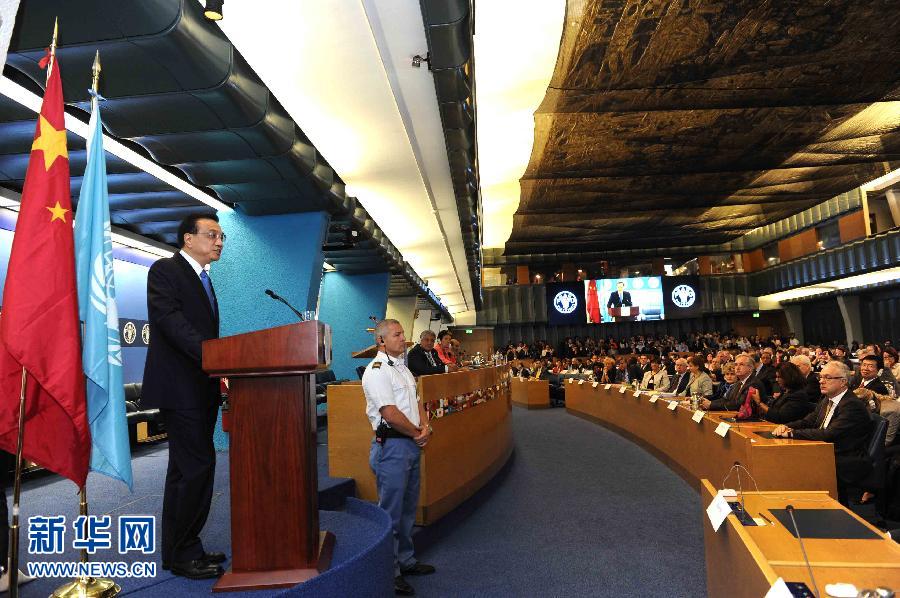 10月15日，中國(guó)國(guó)務(wù)院總理李克強(qiáng)在格拉齊亞諾總干事的陪同下在位于羅馬的聯(lián)合國(guó)糧農(nóng)組織總部發(fā)表演講。 新華社記者 饒愛民 攝 