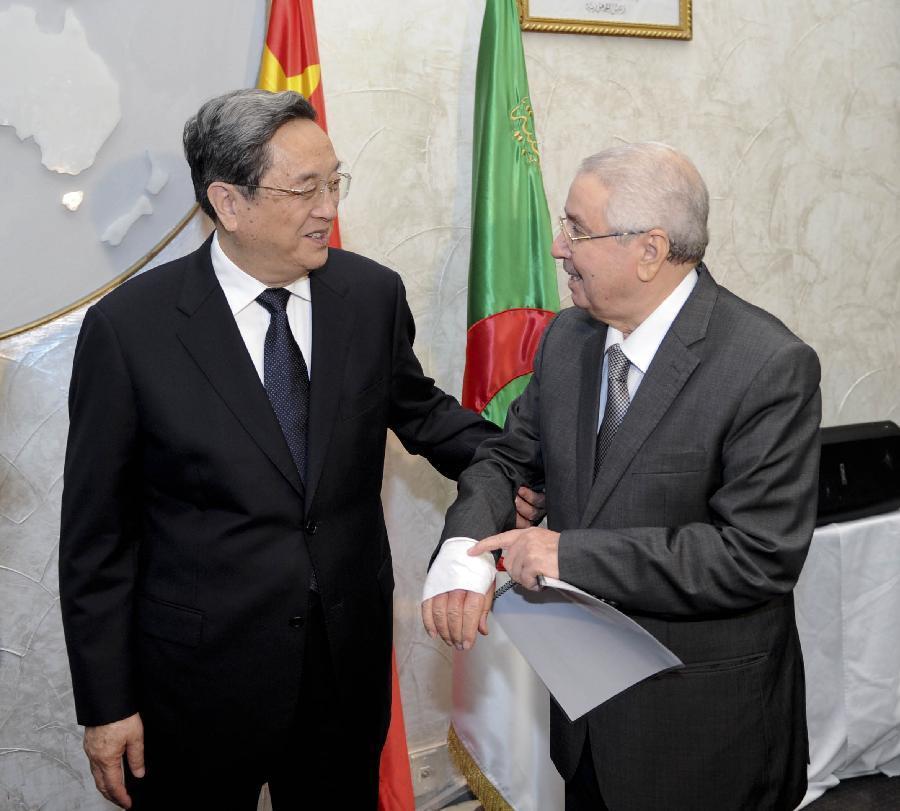 11月1日，正在阿爾及利亞進(jìn)行正式友好訪問的全國政協(xié)主席俞正聲在阿爾及爾與阿民族院議長本&middot;薩拉赫舉行會談。這是俞正聲親切詢問本&middot;薩拉赫的手傷情況。新華社記者 張鐸 攝 