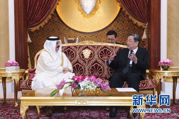 11月6日，正在巴林進(jìn)行正式友好訪問的全國政協(xié)主席俞正聲在麥納麥會見巴林國王哈馬德。 新華社記者 張鐸 攝
