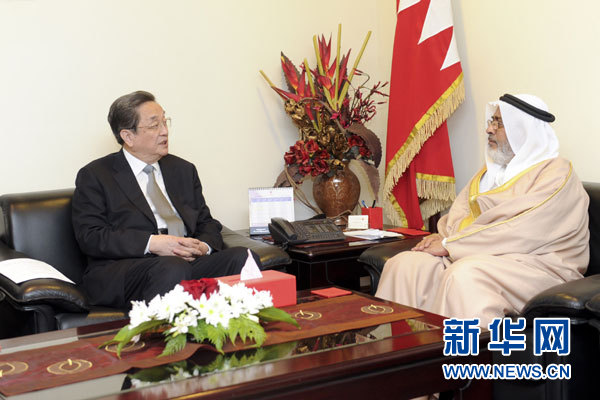 11月6日，正在巴林進(jìn)行正式友好訪問的全國政協(xié)主席俞正聲在麥納麥會見巴林國民議會議長兼眾議長扎赫拉尼。 新華社記者 張鐸 攝