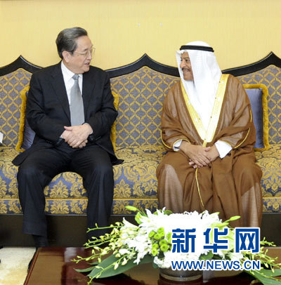 11月6日，正在巴林進(jìn)行正式友好訪問的全國政協(xié)主席俞正聲在麥納麥與巴林協(xié)商會議主席阿里舉行會談。 新華社記者 張鐸 攝