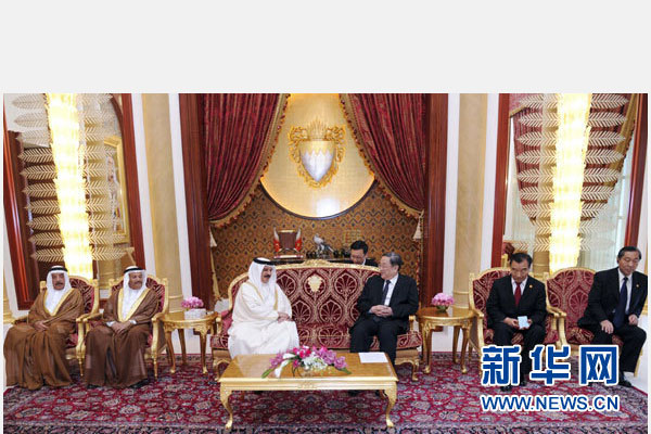 11月6日，正在巴林進(jìn)行正式友好訪問的全國政協(xié)主席俞正聲在麥納麥會見巴林國王哈馬德。 新華社記者 張鐸 攝