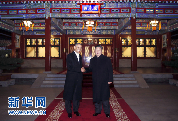 11月11日晚，國家主席習(xí)近平在中南海同美國總統(tǒng)奧巴馬舉行會(huì)晤。這是兩國元首在瀛臺(tái)涵元殿前握手。 新華社記者鞠鵬攝