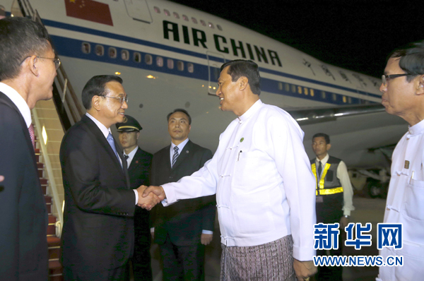 這是李克強在機場受到緬甸政府高級官員熱情迎接。新華社記者鞠鵬攝