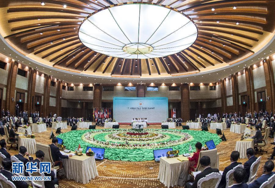 11月13日，中國國務(wù)院總理李克強(qiáng)在緬甸首都內(nèi)比都出席第17次東盟與中日韓（10+3）領(lǐng)導(dǎo)人會(huì)議。 新華社記者 王曄 攝