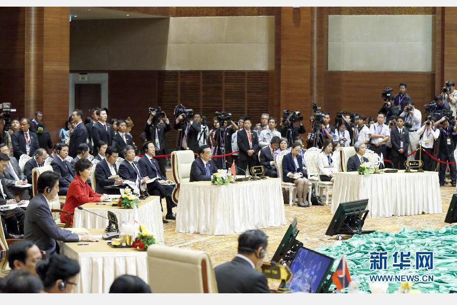 11月13日，中國國務(wù)院總理李克強(qiáng)在緬甸首都內(nèi)比都出席第17次東盟與中日韓（10+3）領(lǐng)導(dǎo)人會(huì)議。這是李克強(qiáng)在會(huì)議上講話。 新華社記者 鞠鵬 攝