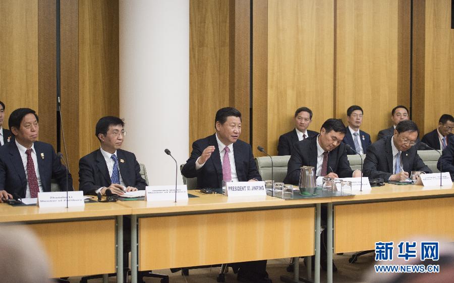 11月17日，國家主席習(xí)近平在堪培拉和澳大利亞總理阿博特共同出席第四屆中澳工商界首席執(zhí)行官圓桌會。這次會議是由澳大利亞企業(yè)領(lǐng)袖理事會和中國國家開發(fā)銀行共同組織承辦的。新華社記者 謝環(huán)馳 攝 