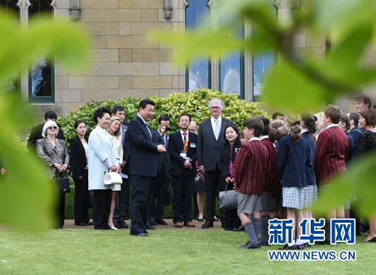 11月18日，國家主席習(xí)近平在澳大利亞塔斯馬尼亞州與朗塞斯頓市斯科奇－歐克伯恩小學(xué)的小學(xué)生共同植樹。新華社記者 馬占成 攝
