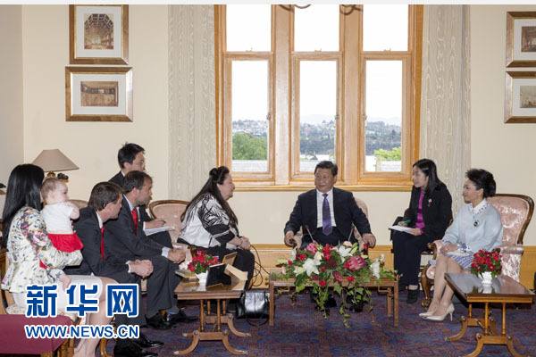 11月18日，國家主席習(xí)近平在澳大利亞塔斯馬尼亞州參觀訪問。這是習(xí)近平看望已故塔斯馬尼亞州前州長培根的家人。新華社記者 丁林 攝