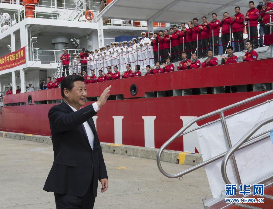 11月18日，正在澳大利亞塔斯馬尼亞州首府霍巴特訪問的中國國家主席習近平在澳大利亞總理阿博特陪同下參觀南極科考項目并慰問兩國科考人員。這是習近平在霍巴特港看望正在這里補給的&ldquo;雪龍&rdquo;號全體科考人員。新華社記者李學仁攝 