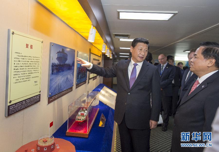 這是習近平參觀中國極地考察30周年圖片展。新華社記者李學仁攝 