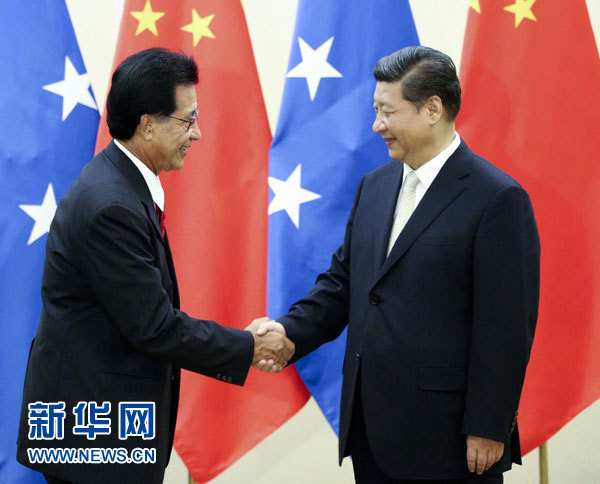 11月22日，中國國家主席習(xí)近平在斐濟楠迪會見密克羅尼西亞聯(lián)邦總統(tǒng)莫里。 新華社記者姚大偉攝 