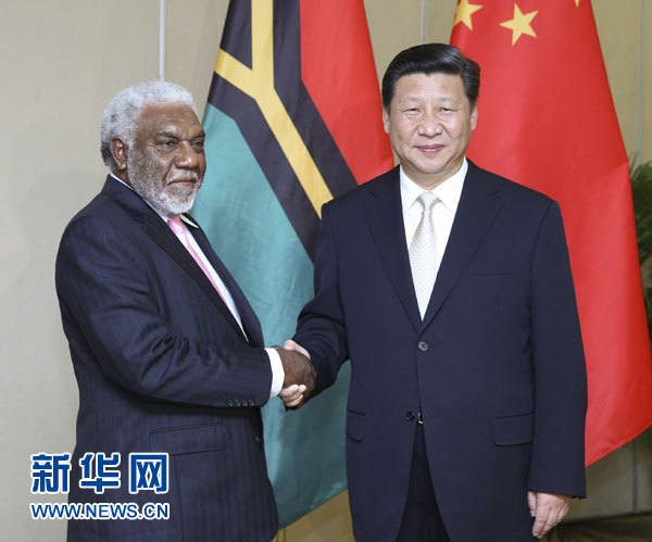 11月22日，中國國家主席習(xí)近平在斐濟楠迪會見瓦努阿圖總理納圖曼。 新華社記者姚大偉攝 