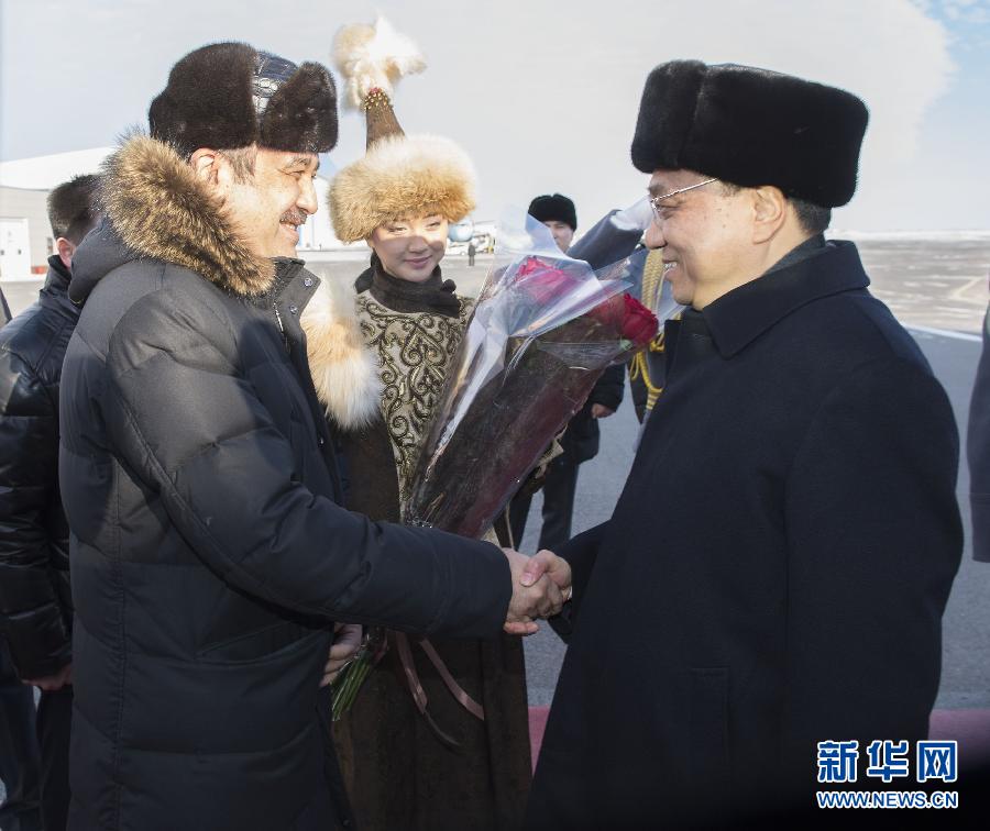 12月14日，應(yīng)哈薩克斯坦共和國總理馬西莫夫邀請，國務(wù)院總理李克強(qiáng)乘專機(jī)抵達(dá)阿斯塔納國際機(jī)場，開始對哈薩克斯坦進(jìn)行正式訪問，舉行中哈總理第二次定期會晤，并出席上海合作組織成員國政府首腦理事會第十三次會議。這是馬西莫夫到機(jī)場迎接李克強(qiáng)。新華社記者 黃敬文 攝