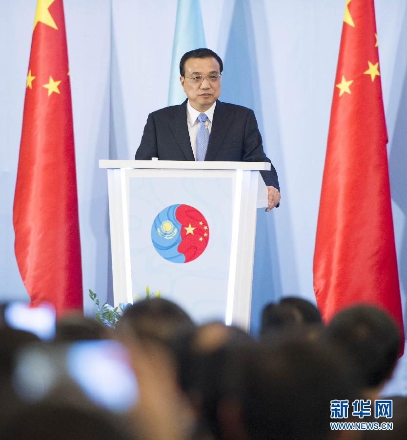  12月14日，國(guó)務(wù)院總理李克強(qiáng)在阿斯塔納同哈薩克斯坦總理馬西莫夫共同出席中哈企業(yè)家委員會(huì)第二次會(huì)議。這是李克強(qiáng)總理在會(huì)議上致辭。新華社記者 黃敬文 攝 