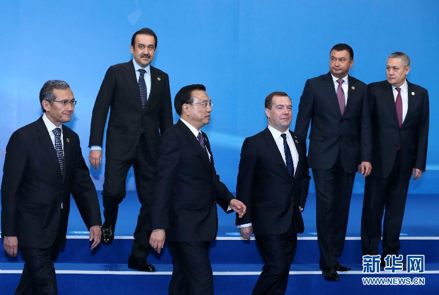 12月15日，中國國務(wù)院總理李克強(qiáng)在阿斯塔納出席上海合作組織成員國政府首腦理事會第十三次會議。這是與會領(lǐng)導(dǎo)人集體合影后走向會場。新華社記者 龐興雷 攝 