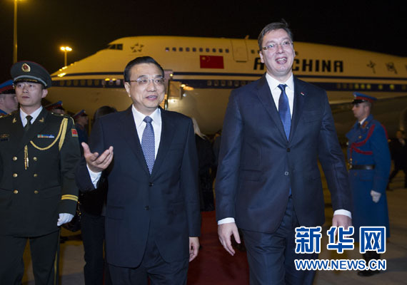 12月15日，國務(wù)院總理李克強(qiáng)抵達(dá)貝爾格萊德，出席中國－中東歐國家領(lǐng)導(dǎo)人會晤并正式訪問塞爾維亞，塞爾維亞總理武契奇到機(jī)場迎接。新華社記者 黃敬文 攝