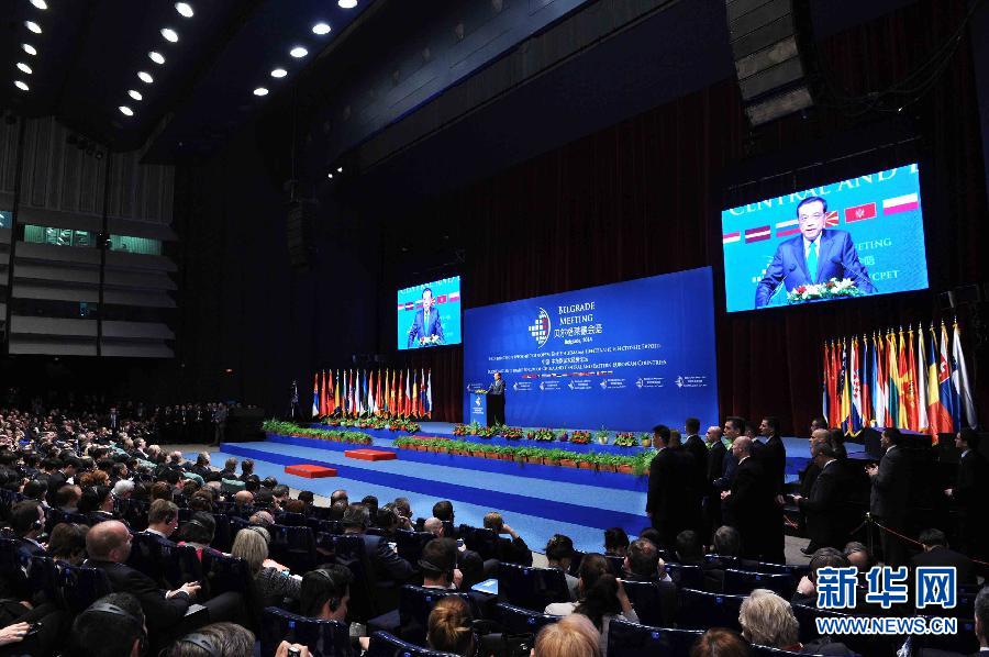 12月16日，國務(wù)院總理李克強(qiáng)在貝爾格萊德與中東歐國家領(lǐng)導(dǎo)人共同出席中國－中東歐國家第四屆經(jīng)貿(mào)論壇開幕式并致辭。 新華社記者 饒愛民攝 
