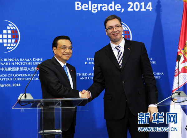 12月16日，國務(wù)院總理李克強(qiáng)在貝爾格萊德出席第三次中國-中東歐國家領(lǐng)導(dǎo)人會晤后，與塞爾維亞總理武契奇共同會見記者。 新華社記者饒愛民 攝