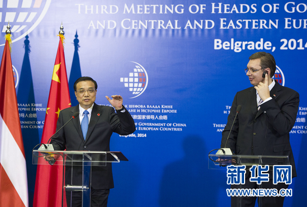 12月16日，國務(wù)院總理李克強(qiáng)在貝爾格萊德出席第三次中國-中東歐國家領(lǐng)導(dǎo)人會晤后，與塞爾維亞總理武契奇共同會見記者。 新華社記者黃敬文 攝