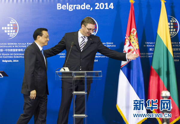 12月16日，國務(wù)院總理李克強(qiáng)在貝爾格萊德出席第三次中國-中東歐國家領(lǐng)導(dǎo)人會晤后，與塞爾維亞總理武契奇共同會見記者。 新華社記者黃敬文 攝