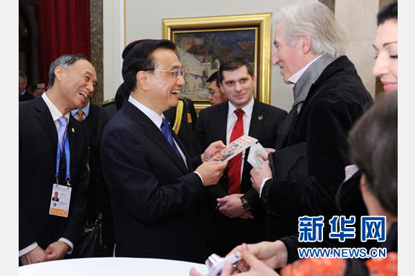 12月18日，中國(guó)國(guó)務(wù)院總理李克強(qiáng)在貝爾格萊德市政廳接受&ldquo;貝爾格萊德榮譽(yù)市民&rdquo;證書，塞爾維亞總理武契奇陪同出席。隨后，李克強(qiáng)同塞各界知名人士親切會(huì)見并互動(dòng)交流。這是李克強(qiáng)同電影《瓦爾特保衛(wèi)薩拉熱窩》的演員薩馬爾季奇親切交談。新華社記者 饒愛(ài)民 攝