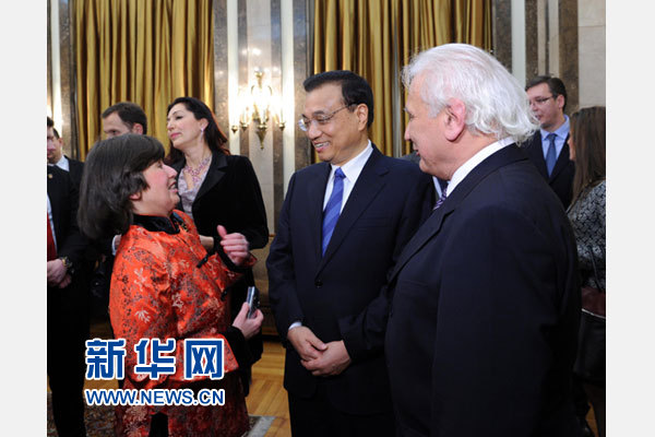 12月18日，中國(guó)國(guó)務(wù)院總理李克強(qiáng)在貝爾格萊德市政廳接受&ldquo;貝爾格萊德榮譽(yù)市民&rdquo;證書，塞爾維亞總理武契奇陪同出席。隨后，李克強(qiáng)同塞各界知名人士親切會(huì)見并互動(dòng)交流。這是李克強(qiáng)同漢學(xué)家波普&mdash;采尼奇夫婦親切交談。新華社記者 饒愛(ài)民 攝