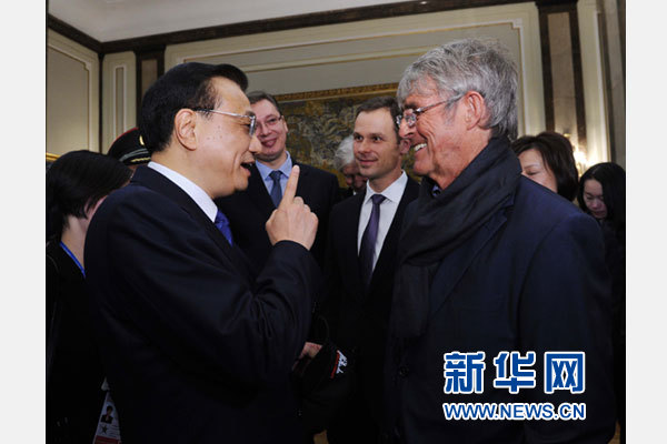 12月18日，中國(guó)國(guó)務(wù)院總理李克強(qiáng)在貝爾格萊德市政廳接受&ldquo;貝爾格萊德榮譽(yù)市民&rdquo;證書，塞爾維亞總理武契奇陪同出席。隨后，李克強(qiáng)同塞各界知名人士親切會(huì)見并互動(dòng)交流。這是李克強(qiáng)同著名足球教練米盧蒂諾維奇親切交談。新華社記者 饒愛(ài)民 攝