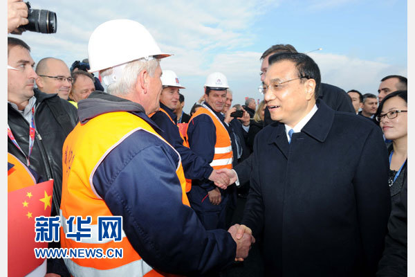 12月18日，中國國務(wù)院總理李克強(qiáng)在貝爾格萊德同塞爾維亞總理武契奇共同出席貝爾格萊德跨多瑙河大橋竣工儀式。這是李克強(qiáng)同大橋建設(shè)者親切交流。新華社記者 饒愛民 攝