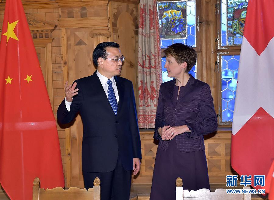 1月21日，國務(wù)院總理李克強在達沃斯同瑞士聯(lián)邦主席索馬魯加舉行會談。這是會談結(jié)束后，李克強與索馬魯加共同出席雙邊金融、食品、藥品、科研、人員往來等領(lǐng)域合作文件簽字儀式。新華社記者 李濤 攝