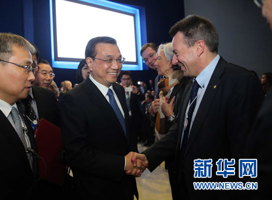 1月21日，中國國務(wù)院總理李克強在瑞士達沃斯舉行的世界經(jīng)濟論壇全會發(fā)表特別致辭并回答提問。這是李克強在致辭前同與會嘉賓親切交談。新華社記者 劉衛(wèi)兵 攝