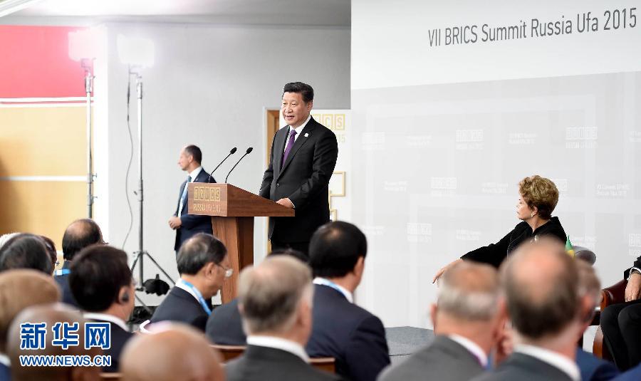 7月9日，金磚國(guó)家領(lǐng)導(dǎo)人同金磚國(guó)家工商理事會(huì)代表對(duì)話會(huì)在俄羅斯烏法舉行。中國(guó)國(guó)家主席習(xí)近平、俄羅斯總統(tǒng)普京、巴西總統(tǒng)羅塞夫、印度總理莫迪、南非總統(tǒng)祖馬等共同出席。新華社記者 張鐸 攝 