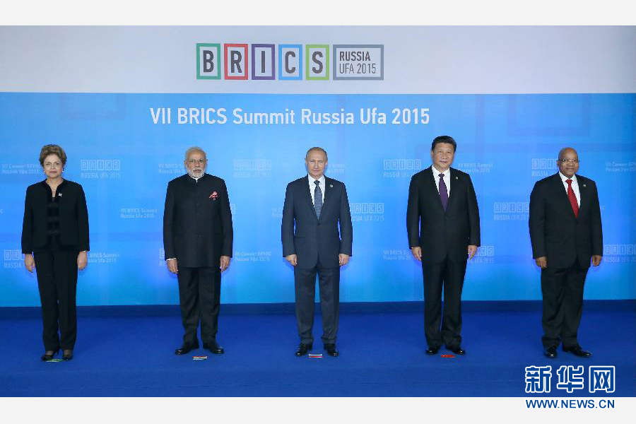 7月9日，金磚國(guó)家領(lǐng)導(dǎo)人第七次會(huì)晤在俄羅斯烏法舉行。中國(guó)國(guó)家主席習(xí)近平、俄羅斯總統(tǒng)普京、巴西總統(tǒng)羅塞夫、印度總理莫迪、南非總統(tǒng)祖馬出席。這是金磚國(guó)家領(lǐng)導(dǎo)人集體合影。新華社記者 龐興雷 攝