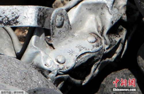 圖為疑似飛機(jī)金屬殘片上刻有中文&ldquo;宜興&rdquo;兩字。