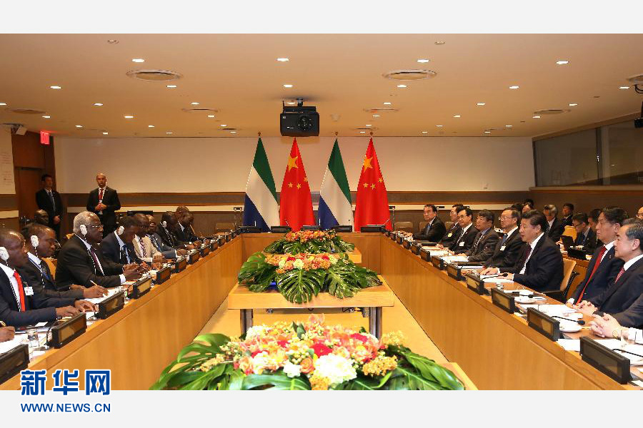 9月27日，國家主席習(xí)近平在紐約會(huì)見塞拉利昂總統(tǒng)科羅馬。新華社記者 龐興雷 攝