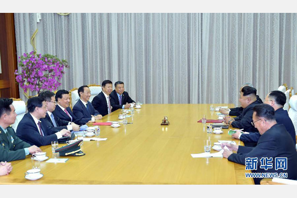 10月9日，中共中央政治局常委、中央書記處書記劉云山在平壤百花園迎賓館會(huì)見朝鮮勞動(dòng)黨第一書記金正恩。 新華社記者 李濤 攝 