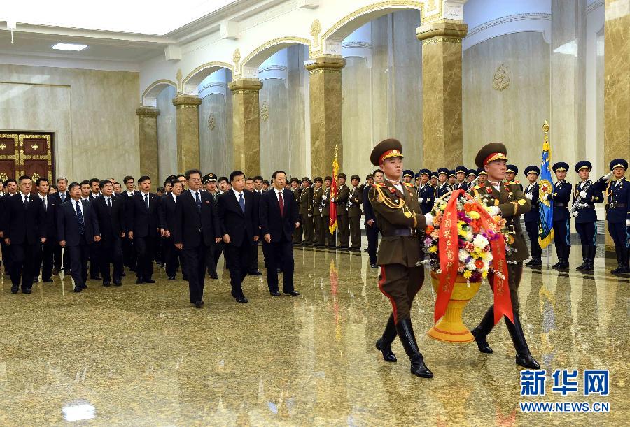 10月11日，中共中央政治局常委、中央書記處書記劉云山前往錦繡山太陽宮，向金日成主席和金正日總書記塑像敬獻(xiàn)花籃。 新華社記者饒愛民攝