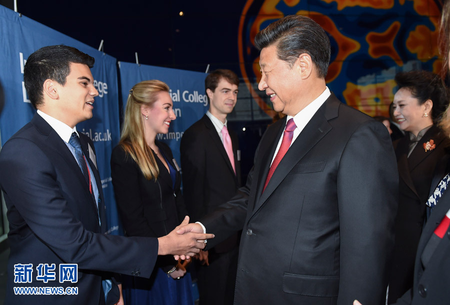 10月21日，國家主席習(xí)近平在倫敦參觀帝國理工學(xué)院。 新華社記者謝環(huán)馳 攝