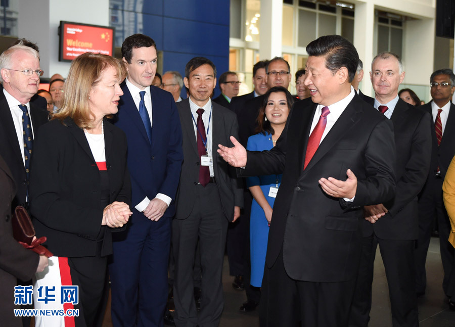 10月21日，國家主席習(xí)近平在倫敦參觀帝國理工學(xué)院。這是習(xí)近平同該校員工親切交談。 新華社記者 謝環(huán)馳 攝