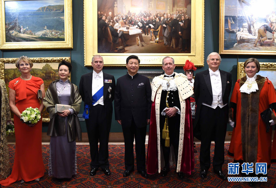 當(dāng)?shù)貢r(shí)間10月21日，國家主席習(xí)近平在倫敦金融城市政廳發(fā)表題為《共倡開放包容共促和平發(fā)展》的重要演講。這是習(xí)近平和夫人彭麗媛同嘉賓合影。 新華社記者 饒愛民 攝