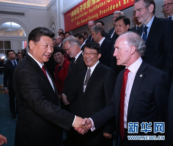 10月22日，國(guó)家主席習(xí)近平在倫敦出席全英孔子學(xué)院和孔子課堂年會(huì)開幕式。這是習(xí)近平同參加開幕式的嘉賓親切交談。 新華社記者 龐興雷 攝 