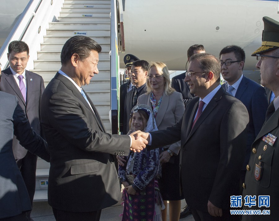  11月14日，國家主席習近平抵達土耳其安塔利亞，應土耳其共和國總統(tǒng)埃爾多安邀請，出席二十國集團領導人第十次峰會。土耳其高級官員到機場迎接習近平主席一行。新華社記者 李學仁 攝 