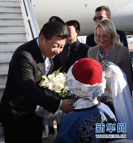 11月14日，國家主席習近平抵達土耳其安塔利亞，應土耳其共和國總統(tǒng)埃爾多安邀請，出席二十國集團領導人第十次峰會。這是土耳其兒童向習近平主席獻花。新華社記者 饒愛民 攝 