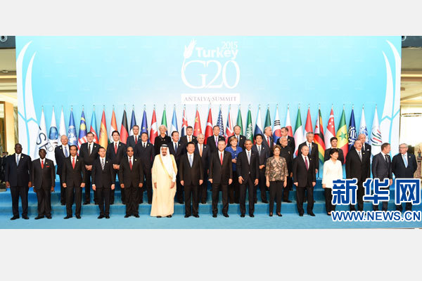 11月15日，二十國集團(tuán)領(lǐng)導(dǎo)人第十次峰會(huì)在土耳其安塔利亞舉行。國家主席習(xí)近平出席并發(fā)表題為《創(chuàng)新增長路徑共享發(fā)展成果》的重要講話。這是習(xí)近平主席同與會(huì)領(lǐng)導(dǎo)人合影。 新華社記者 李學(xué)仁 攝