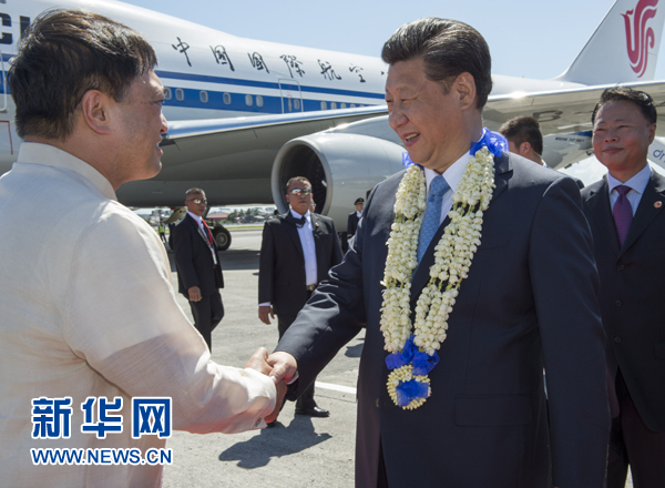 11月17日，國(guó)家主席習(xí)近平抵達(dá)菲律賓首都馬尼拉尼諾&middot;阿基諾國(guó)際機(jī)場(chǎng)，出席即將舉行的亞太經(jīng)合組織第二十三次領(lǐng)導(dǎo)人非正式會(huì)議。菲律賓高級(jí)官員到機(jī)場(chǎng)迎接習(xí)近平主席。新華社記者李學(xué)仁攝